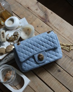 Bebe Mavisi Zincirli Kapitone Çanta