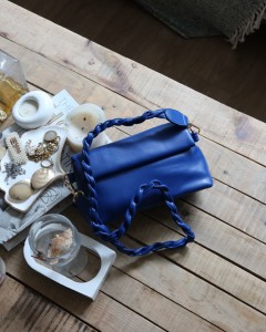 Koyu Mavi Örgü Saplı Uzak Kapak Omuz Çantası Koyu Mavi Örgü Saplı Uzak Kapak Omuz Çantası