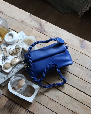 Koyu Mavi Örgü Saplı Uzak Kapak  Omuz Çantası