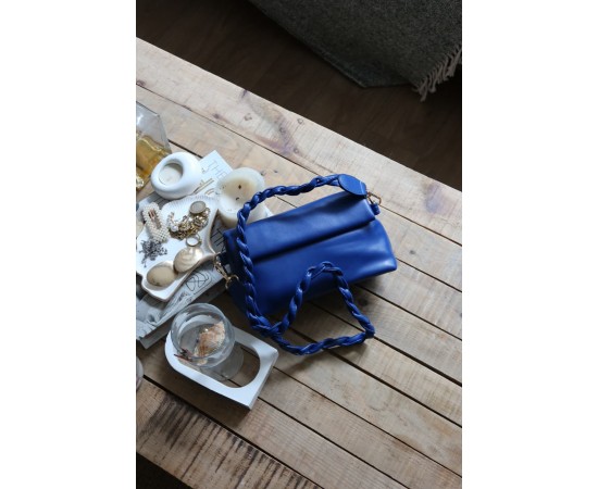 Koyu Mavi Örgü Saplı Uzak Kapak Omuz Çantası Koyu Mavi Örgü Saplı Uzak Kapak Omuz Çantası