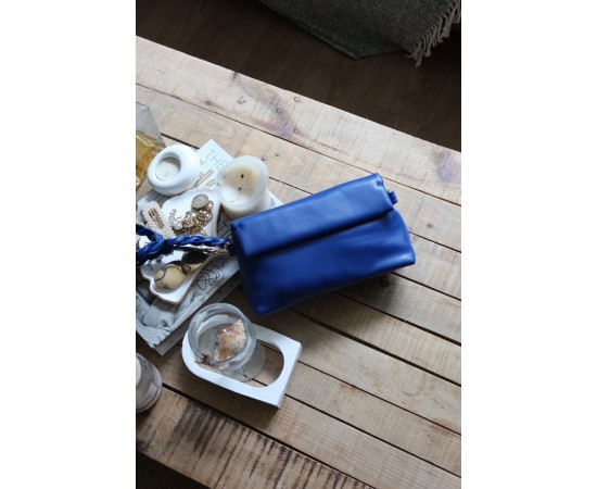 Koyu Mavi Örgü Saplı Uzak Kapak Omuz Çantası Koyu Mavi Örgü Saplı Uzak Kapak Omuz Çantası