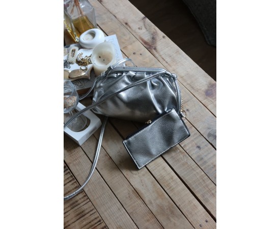 Silver Kartlık Detaylı Bohça Form Omuz Çantası Silver Kartlık Detaylı Bohça Form Omuz Çantası