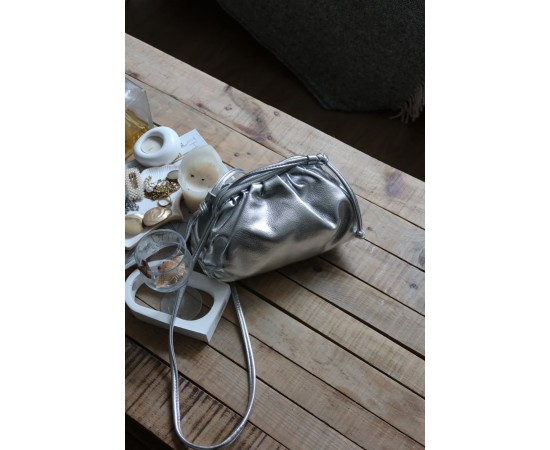 Silver Kartlık Detaylı Bohça Form Omuz Çantası Silver Kartlık Detaylı Bohça Form Omuz Çantası