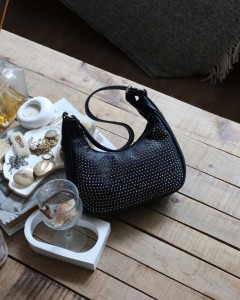 siyah taş işleme askılı omuz çantası 