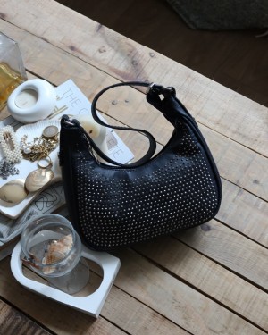 siyah taş işleme askılı omuz çantası 