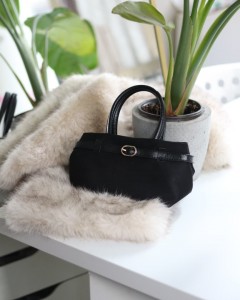 Siyah süet mini boy gold toka detaylı el omuz çantası Siyah süet mini boy gold toka detaylı el omuz çantası