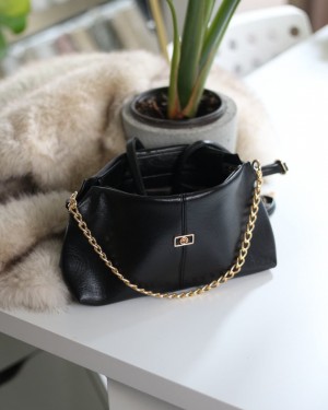 Siyah zincir aksesuar detaylı el & omuz çantası