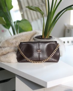 Acı kahve zincir aksesuar detaylı el & omuz çantası 