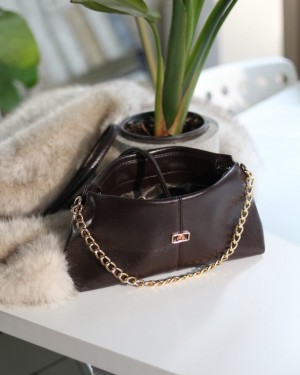 Acı kahve zincir aksesuar detaylı el & omuz çantası 