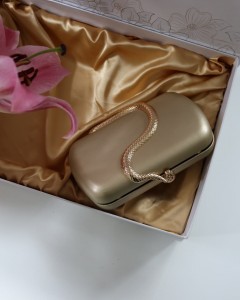 Gold yılan aksesuar detaylı kasa zincirli abiye çanta