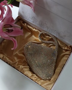 gold renkli taş taşlı üçgen form abiye el çantası 