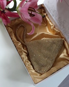 Gold taşlı üçgen form abiye el çantası 