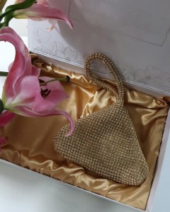 Gold taşlı üçgen form abiye el çantası 