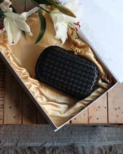 Siyah Baklava Desenli Metal Aksesuar Detaylı Kasa Abiye Çanta