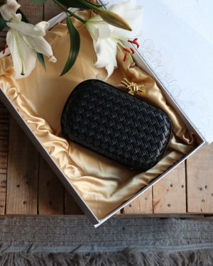 Siyah Baklava Desenli Metal Aksesuar Detaylı Kasa Abiye Çanta