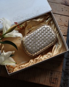 Gold Baklava Desenli Metal Aksesuar Detaylı Kasa Abiye Çanta