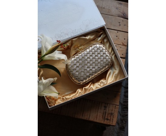 Gold Baklava Desenli Metal Aksesuar Detaylı Kasa Abiye Çanta