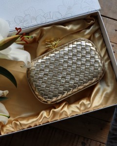 Gold Baklava Desenli Metal Aksesuar Detaylı Kasa Abiye Çanta