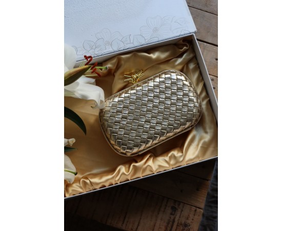 Gold Baklava Desenli Metal Aksesuar Detaylı Kasa Abiye Çanta