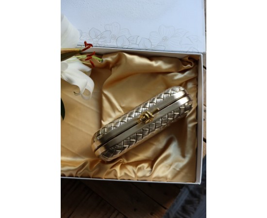 Gold Baklava Desenli Metal Aksesuar Detaylı Kasa Abiye Çanta