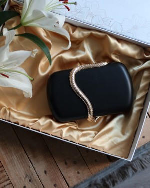 Siyah yılan aksesuar detaylı kasa zincirli abiye çanta