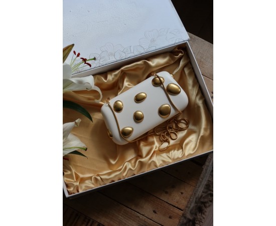 Zincir Detaylı Krem Parlak Deri Abiye Çanta