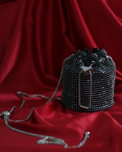 Siyah taşlı kristal klips detaylı pouch abiye çanta