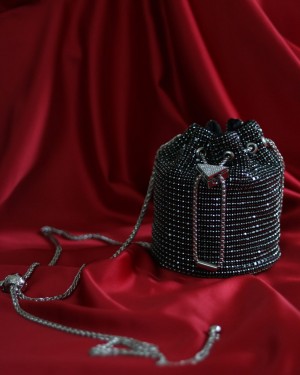 Siyah taşlı kristal klips detaylı pouch abiye çanta