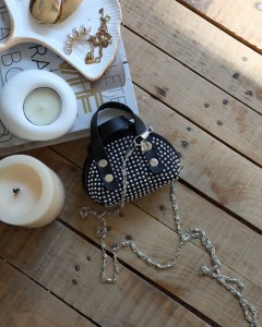 Siyah zımbalı mini maskot bozuk para cüzdanı 