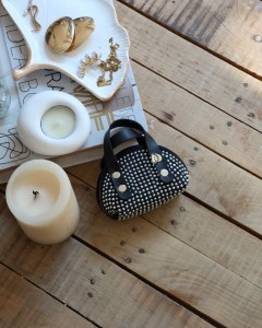 Siyah zımbalı mini maskot bozuk para cüzdanı 