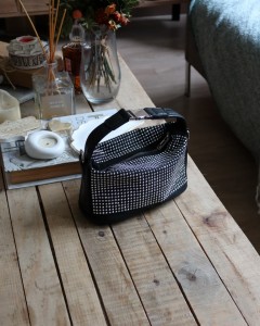 Siyah gümüş zımbalı klips detaylı el omuz çantası