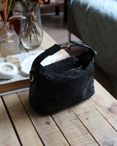 Siyah zımbalı klips detaylı el omuz çantası