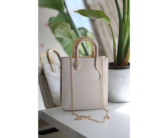 Krem Yılan aksesuar detaylı parlak doku abiye el çantası 