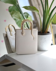 Krem Yılan aksesuar detaylı parlak doku abiye el çantası 