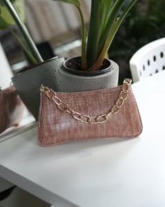 yavruağzı kroko zincir aksesuarlı slim el çantası 