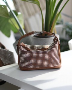 Taba zımbalı klips detaylı el omuz çantası