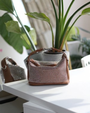 Taba zımbalı klips detaylı el omuz çantası