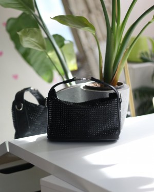Siyah zımbalı klips detaylı el omuz çantası