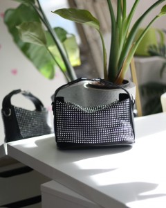 Siyah gümüş zımbalı klips detaylı el omuz çantası