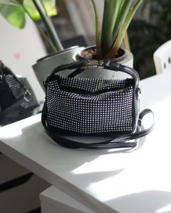 Siyah gümüş zımbalı klips detaylı el omuz çantası