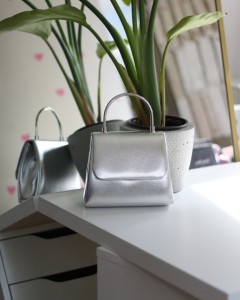 Kadın silver parlak deri metal sap detaylı abiye el omuz çantası