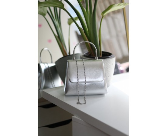 Kadın silver parlak deri metal sap detaylı abiye el omuz çantası Kadın silver parlak deri metal sap detaylı abiye el omuz çantası