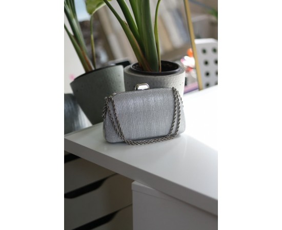 Kadın silver burgu zincir detaylı lazer doku abiye el  çantası 