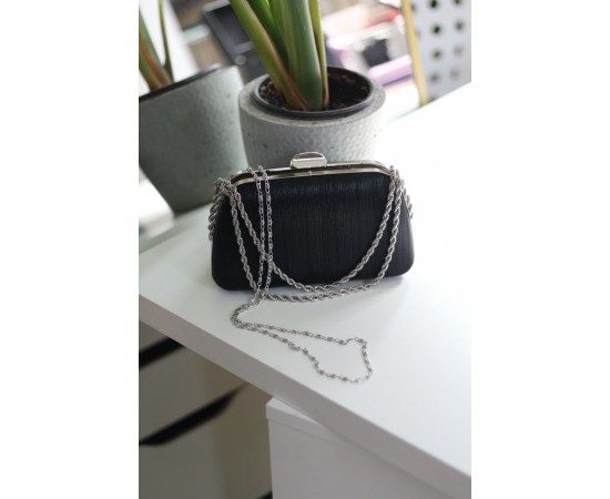  Kadın siyah burgu zincir detaylı lazer doku abiye el  çantası 