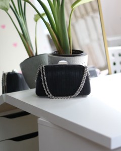  Kadın siyah burgu zincir detaylı lazer doku abiye el  çantası 