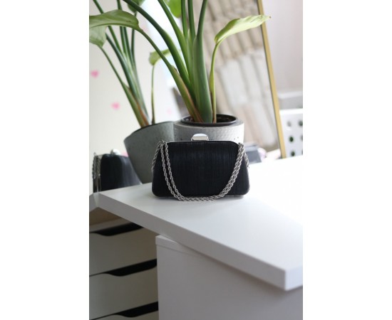 Kadın siyah burgu zincir detaylı lazer doku abiye el çantası Kadın siyah burgu zincir detaylı lazer doku abiye el çantası