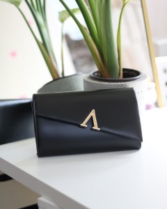 Siyah V Aksesuarlı Zincirli Omuz Çantası