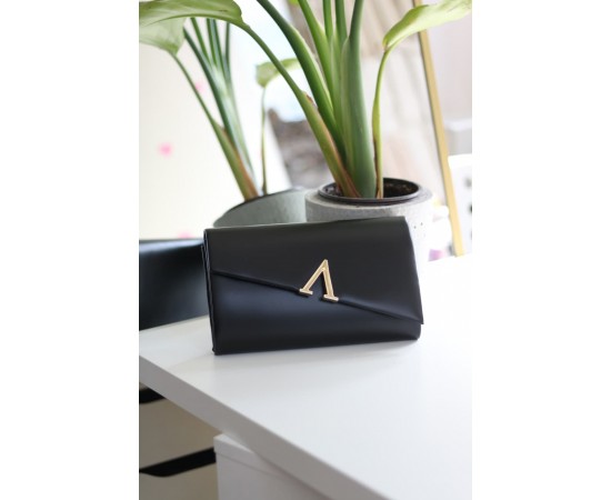 Siyah V Aksesuarlı Zincirli Omuz Çantası