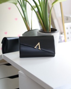 Siyah V Aksesuarlı Zincirli Omuz Çantası