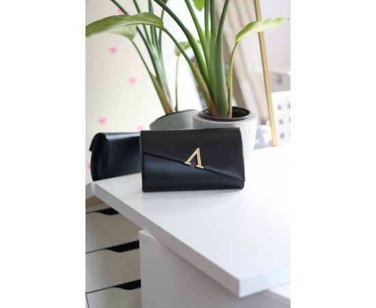 Siyah V Aksesuarlı Zincirli Omuz Çantası